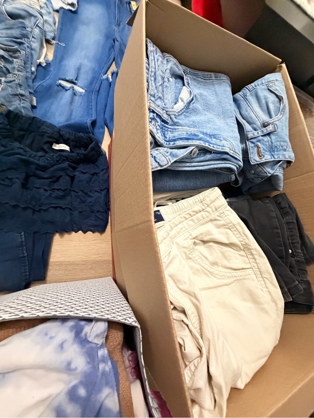 Sizes00-14 HUGE WOMENS BUNDLE OF JEANS, SHIRTS, SKIRTS, and shorts.